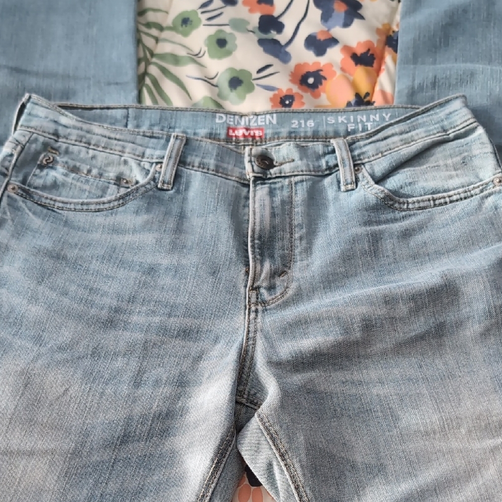 EUC Denizen By Levis 216 Skinny Fit Jeans - 32x34